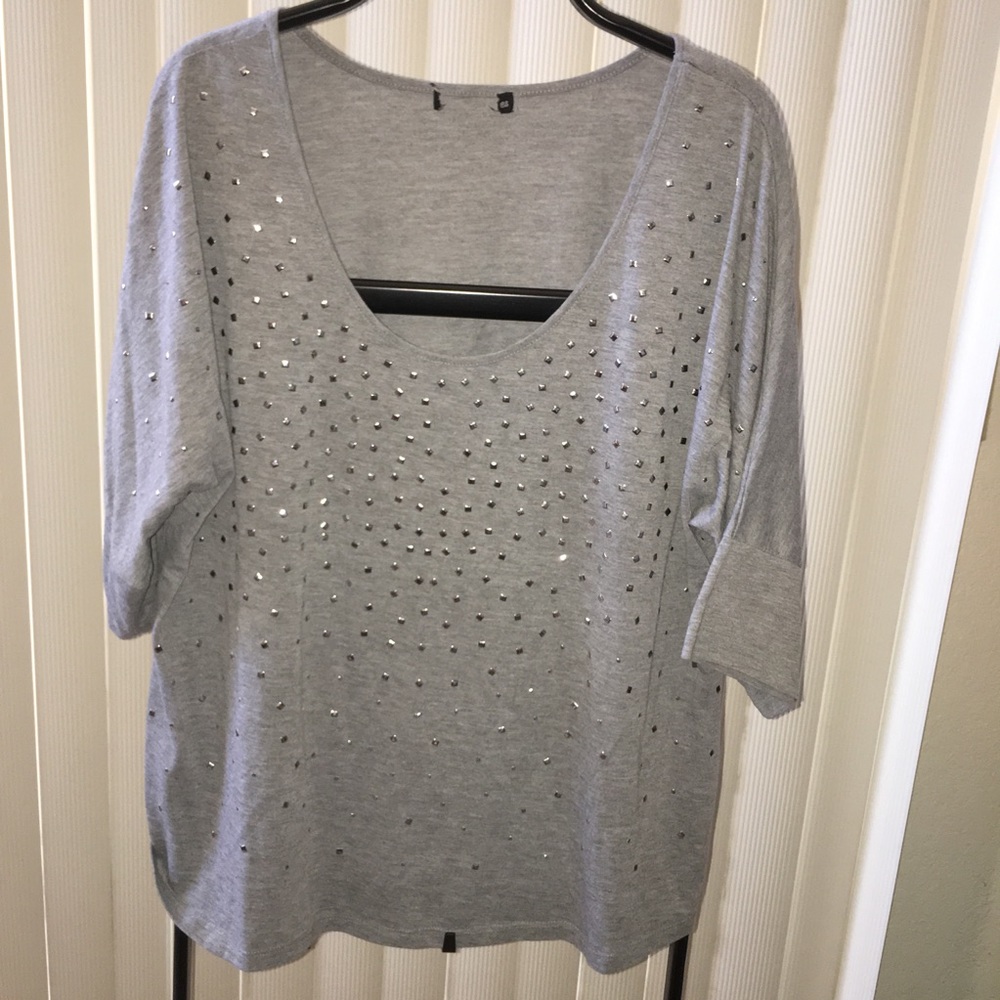 Torrid twist tee gray u neck with accents